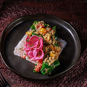 Салат с креветками и киноа