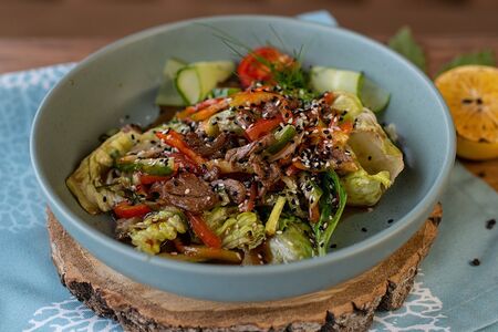 Салат по-тайски с говяжьей вырезкой