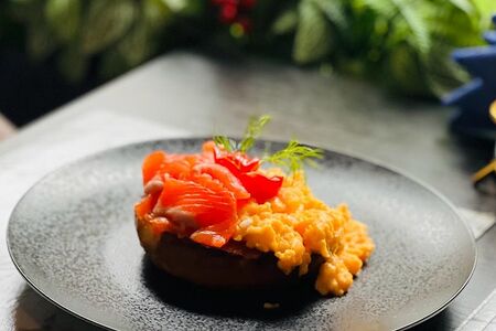 Скрембл с лососем на булочке бриошь