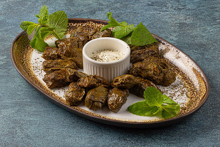 Долма с винoградными листьями