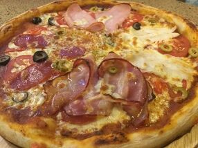 Пицца четыре мяса с ветчиной, беконом, салями и куриным филе