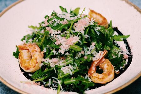 Руккола с креветками и авокадо