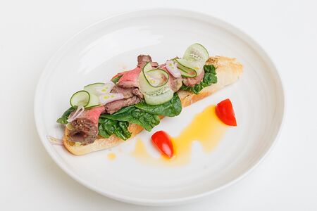 Брускетта с ростбифом