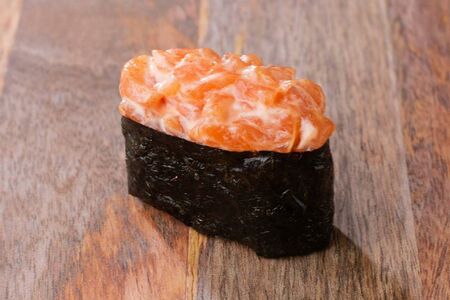 Суши с лососем (острые)