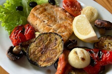 Филе судака с овощами гриль