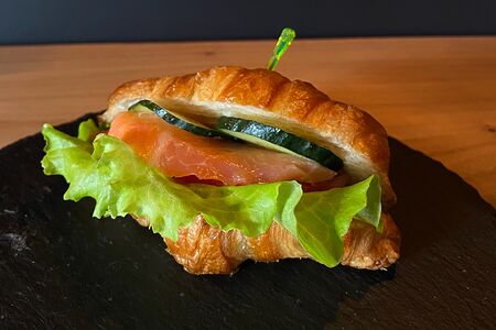 Сливочный круассан с лососем и творожным сыром