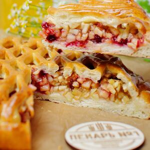 Пирог со свежими яблоками и брусникой