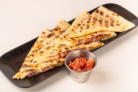 Кесадилья с рваной говядиной