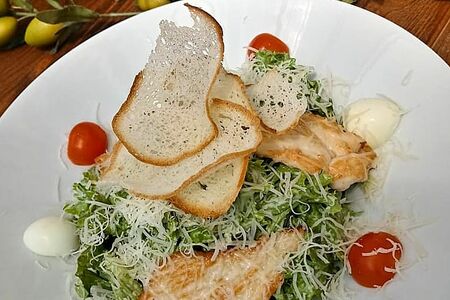 Салат Цезарь с курицей