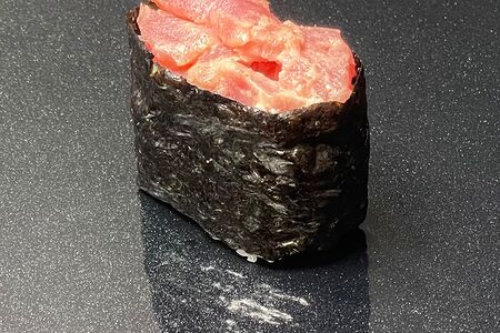 Гункан с тунцом спайси