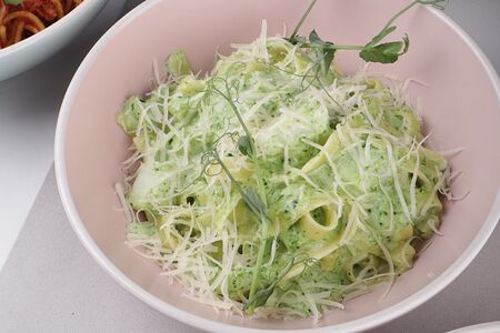 Феттуччине с соусом из белой рыбы, голубым сыром и шпинатом