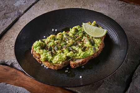 Брускетта с авокадо и маслом зелёных трав