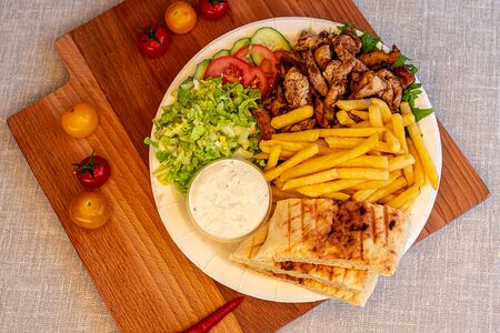 Гиро на тарелке с курицей