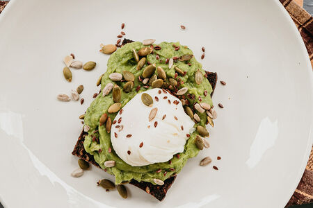 Брускетта с гуакамоле и яйцом пашот