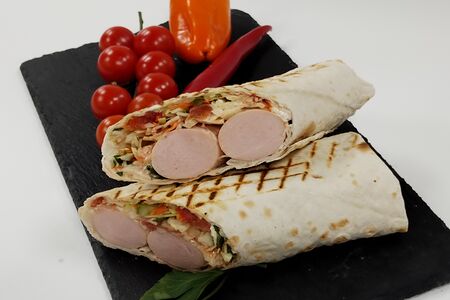 Сосиска в лаваше двойная сырная