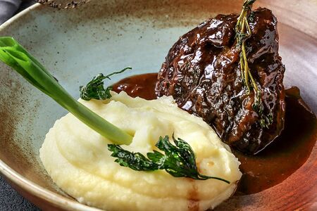 Томленые говяжьи щечки