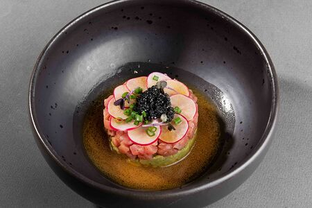 Тартар из тунца с авокадо