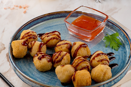 Сырные крокеты с соусом свит чили