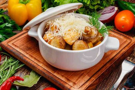 Картофель с курицей и грибами