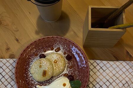 Сладкие сырнички со сметаной и облепиховым соусом и Американо