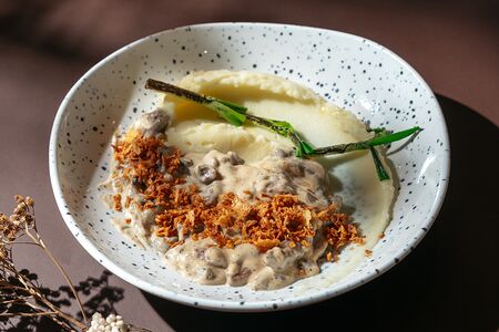 Конина по-строгановски