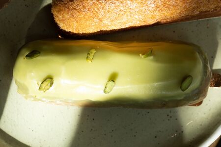 Эклер фисташковый