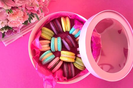 Праздничный макарон в шляпной коробке