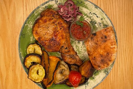 Свинина на кости с томатом на мангале