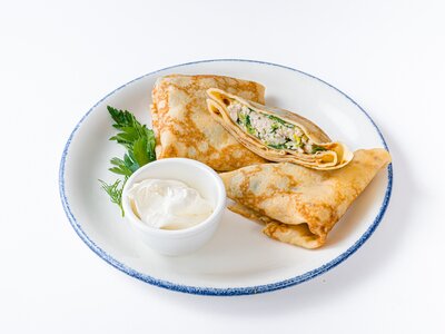 Блины с курицей, грибами и шпинатом