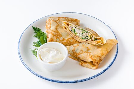 Блины с курицей, грибами и шпинатом