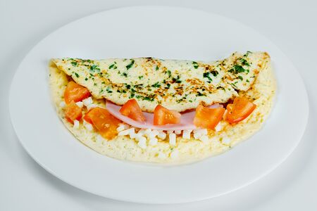 Омлет с помидорами, ветчиной и сыром