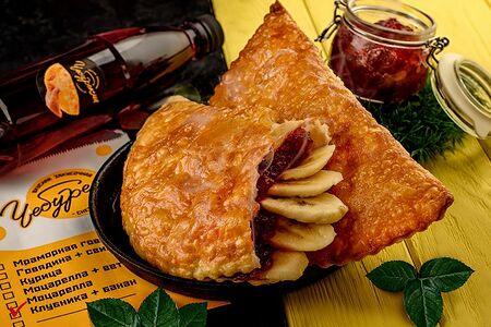 Чебурек с клубникой и бананом