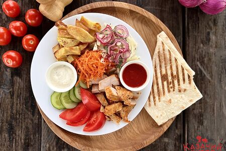 Шаверма на тарелке с индейкой