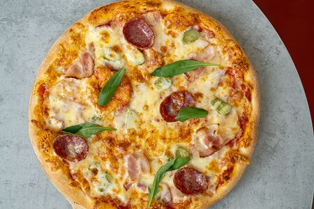 Пицца мясная с корнишонами