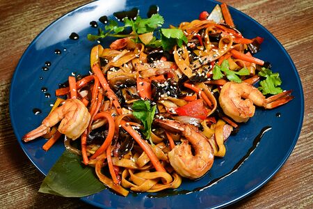Лапша с креветками по-китайски