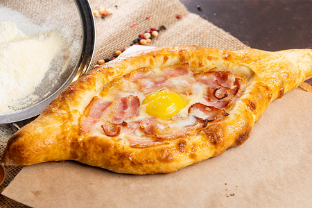 Хачапури по-аджарски с беконом