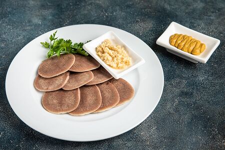 Отварной телячий язык с горчицей и хреном