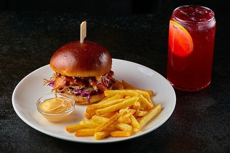 Комбо со свининой, картофелем, соусом и лимонадом 