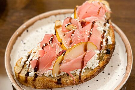 Тост с сыровяленым мясом