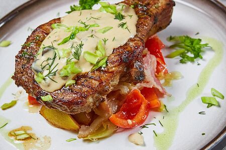 Запеченная свинина на кости