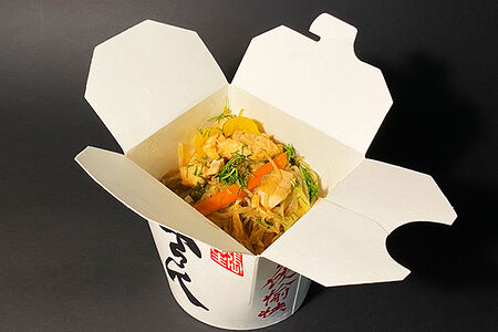 Вок с лососем в сливочном соусе