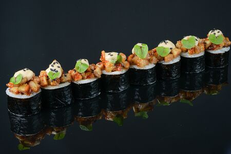 Роллы с тартаром из угря