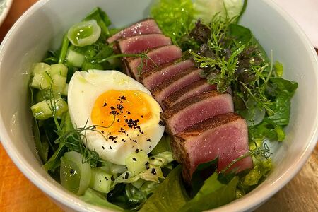 Тунец с яйцом, шпинатом и киноа