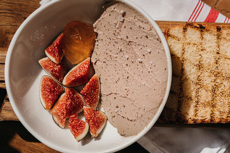 Пате из утиной печени с бриошью и инжиром