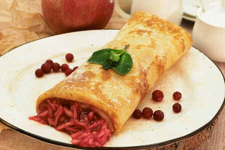 Блин с брусникой и яблоком