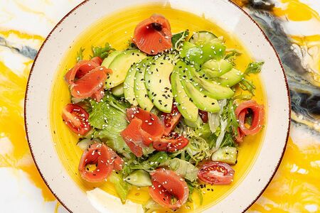 Салат с авокадо и форелью