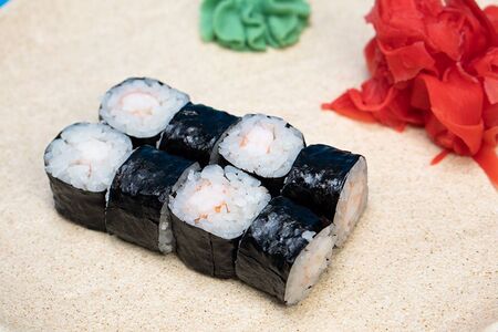 Ролл с креветкой