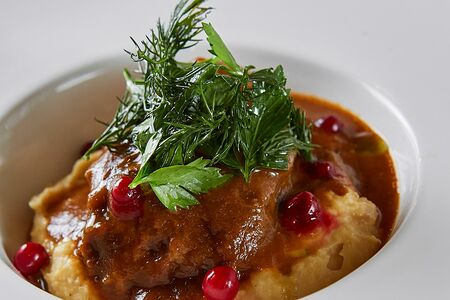 Телячьи щечки, томленые в пикантном соусе с пюре из жареного картофеля