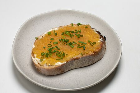 Тост со взбитым сливочным маслом и щучьей икрой