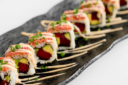 Ролл Спайси тунец с тартаром и авокадо